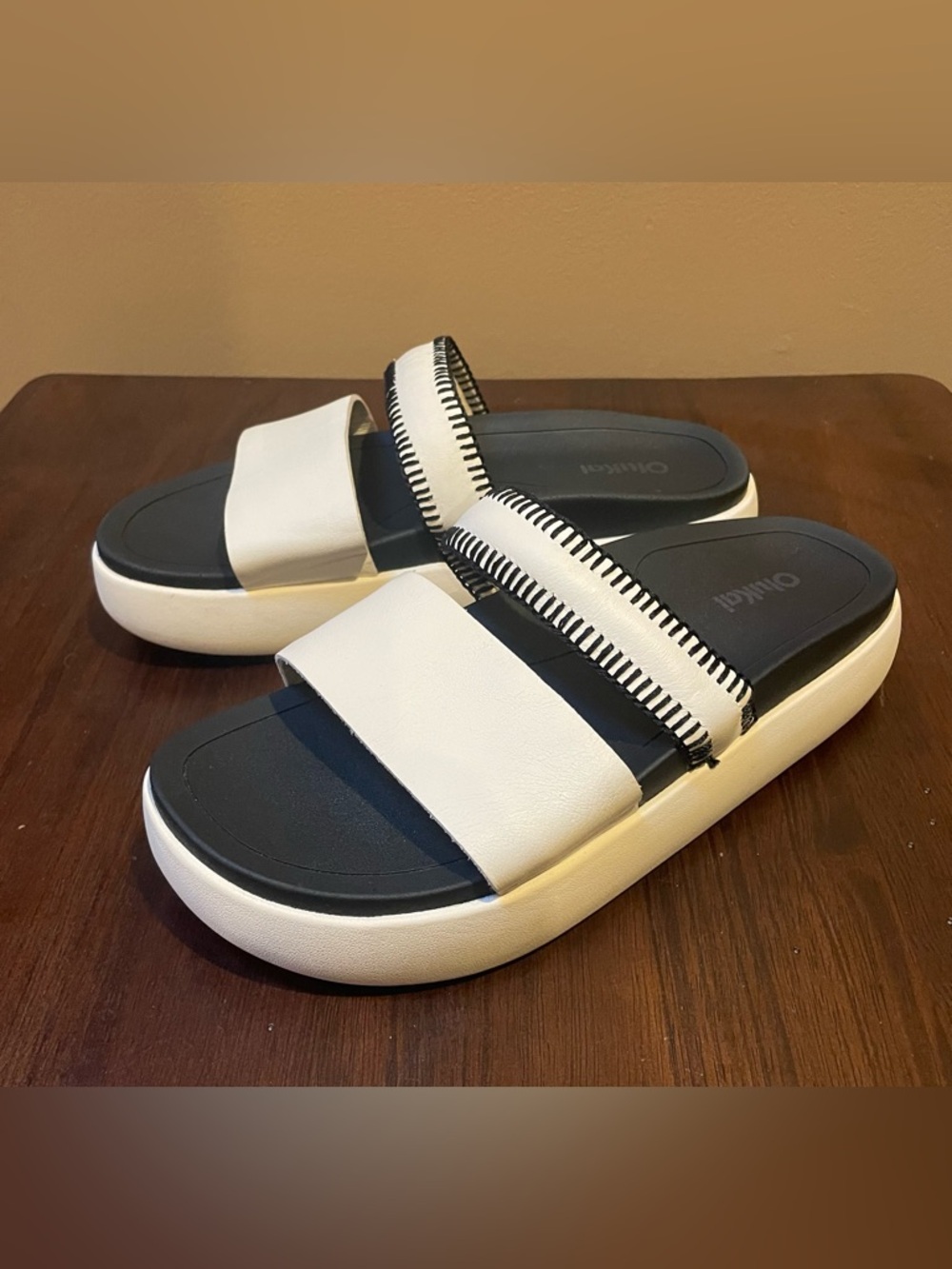 OluKai Pae Slide Sandal, Leather, White / Black, Women’s Size 7 - Picture 2 of 12